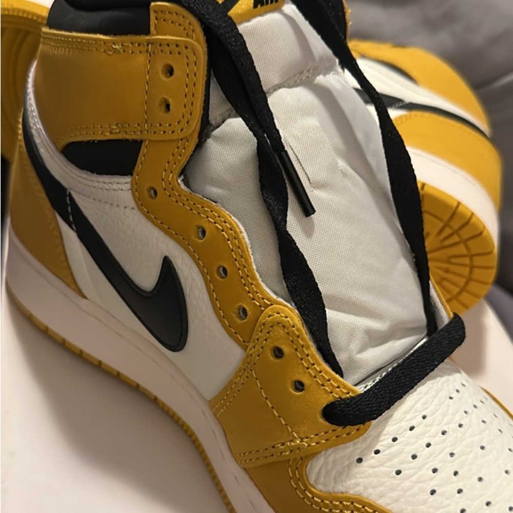 Jordan 1’s 5Y Sneakers in Yellow and White - Picture 3 of 3
